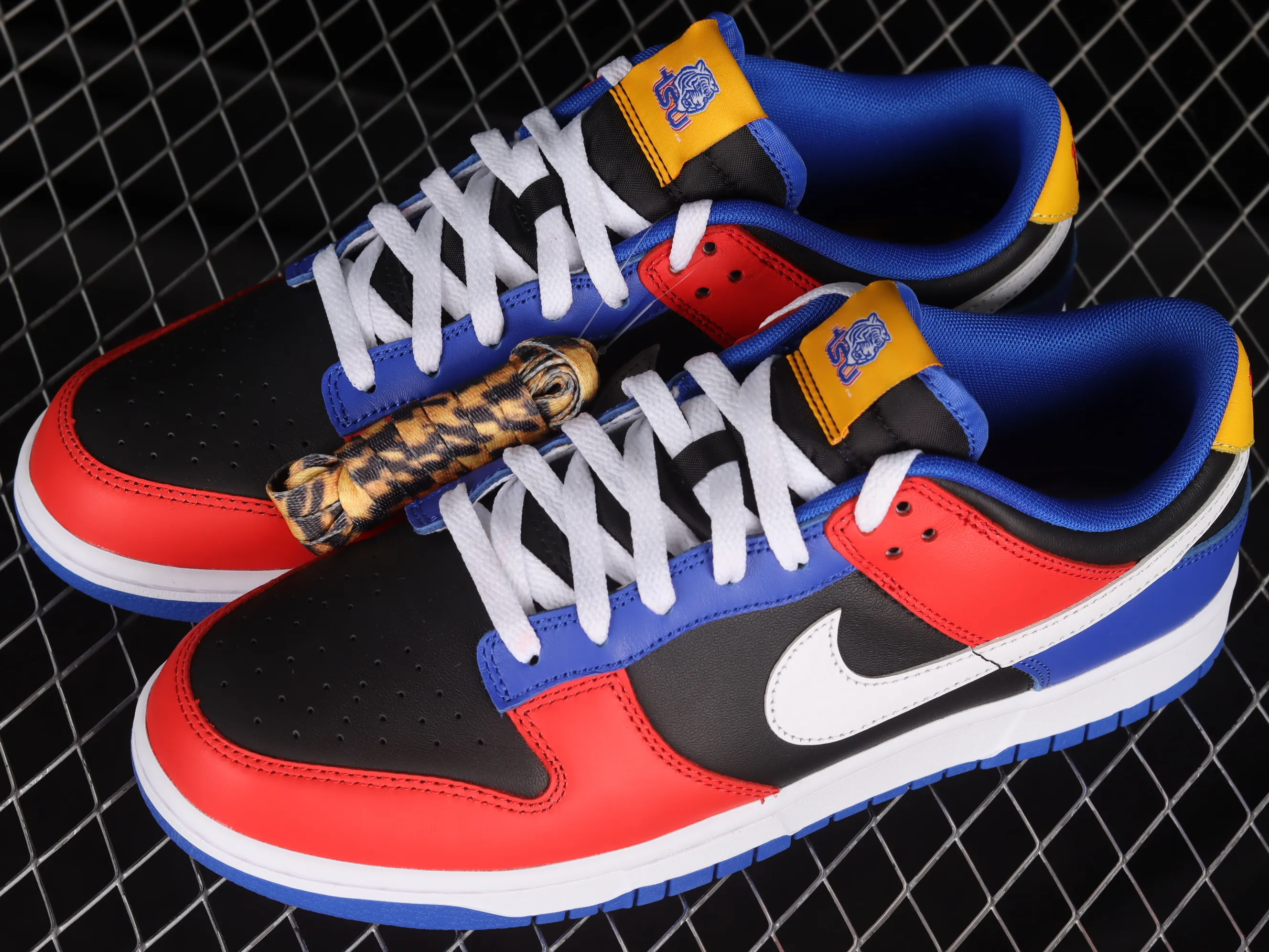 All categories Nk SB Dunk series Nk SB Dunk Low low-top sneakers C version Nk Dunk Low "TSU" University theme series SB low-top sports and leisure sneakers DR6190-100